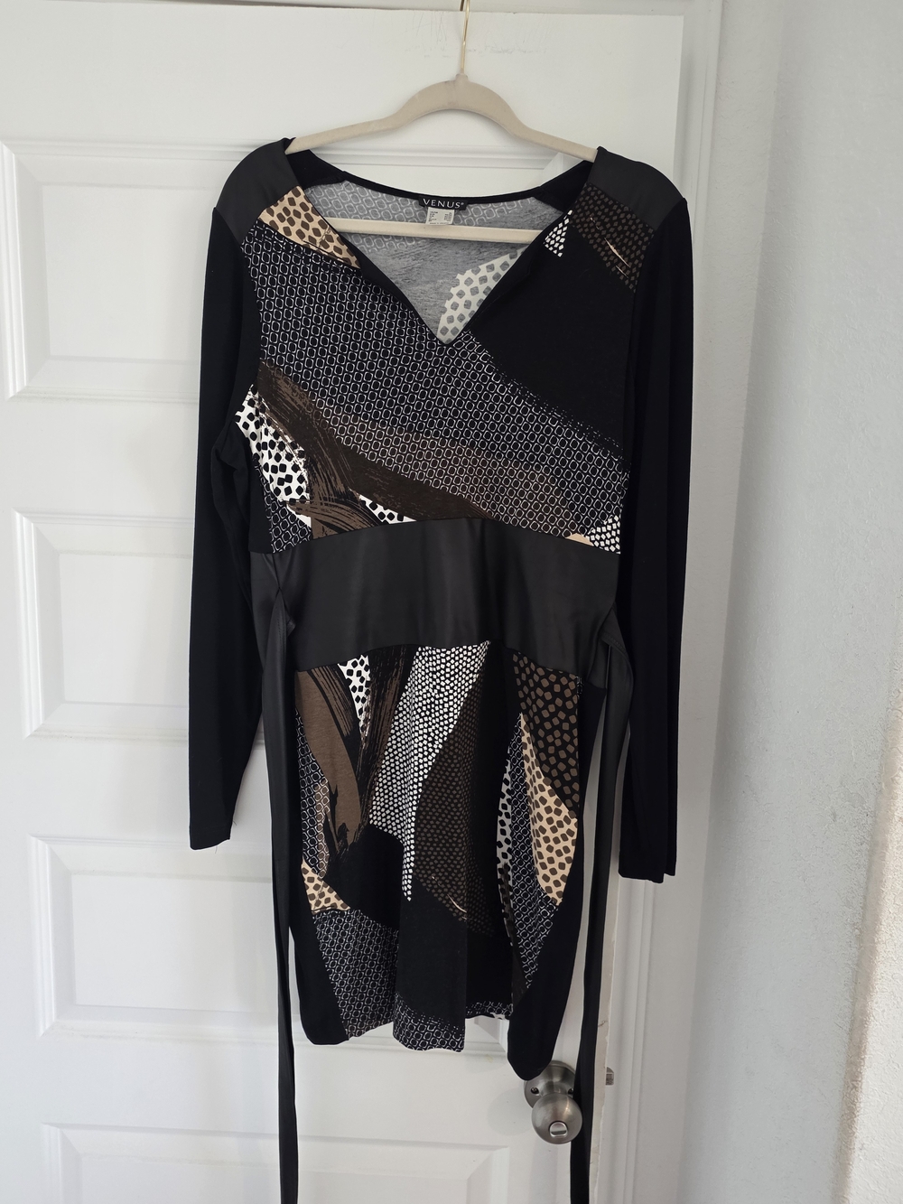 VENUS Black & Brown Abstract Print V-Neck Long Sleeve Dress
